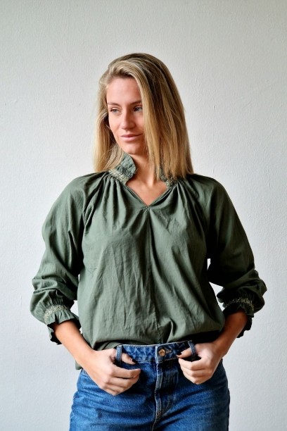 Blusa verde militar con...
