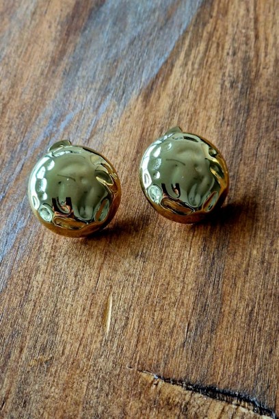Pendientes de botón dorados con diseño de mariposa de acero