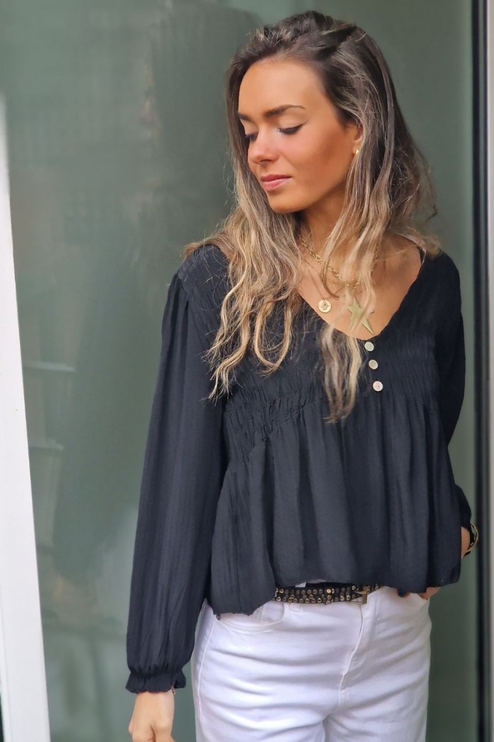 Blusa de mujer con tela de puntitos negra