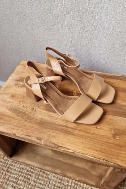 Sandalia tacón medio camel