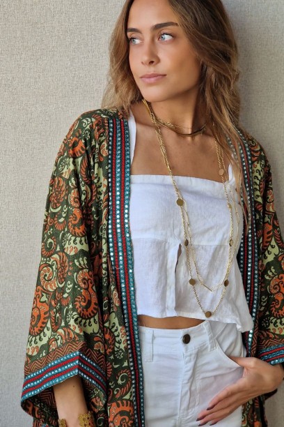 Kimono largo rematado con...