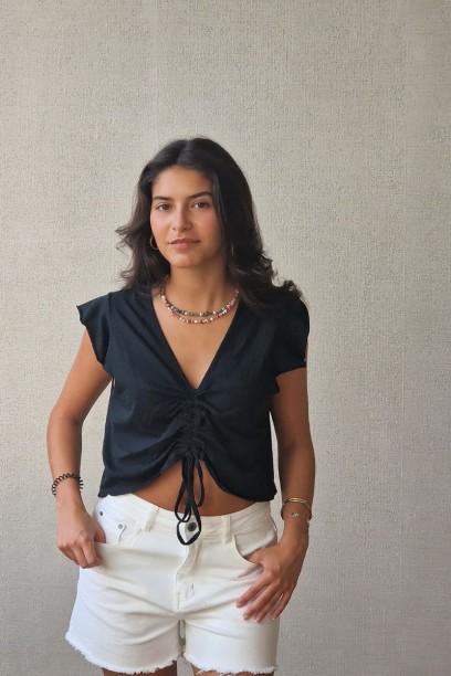 Camiseta negra con volantes...