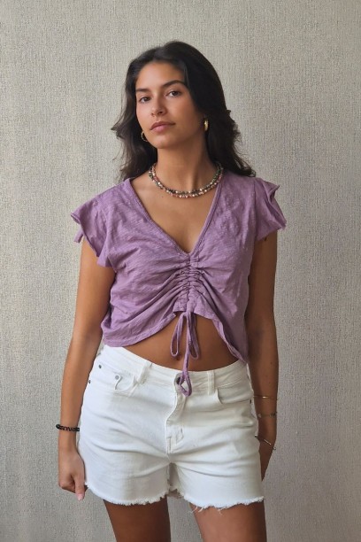 Camiseta lila con volantes...