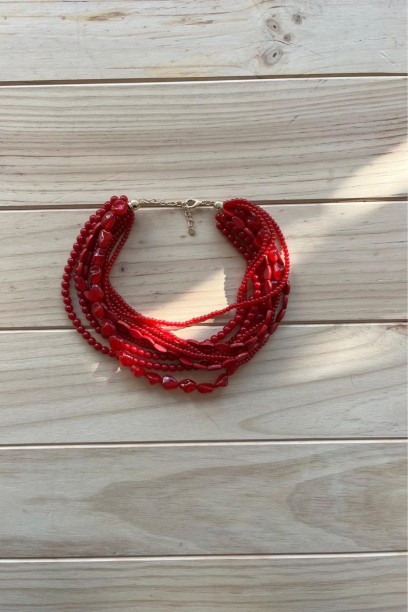 Collar de abalorios rojos