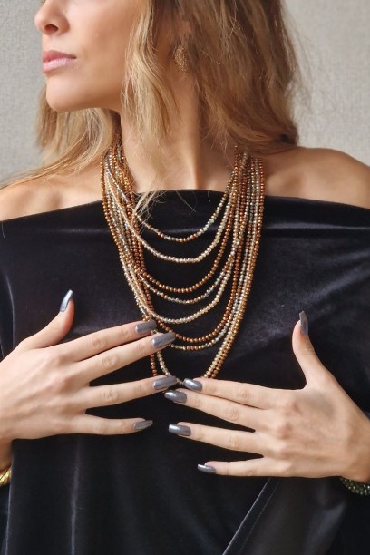 Collar de piedras en tonos...
