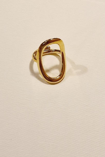 Anillo dorado de acero circulo
