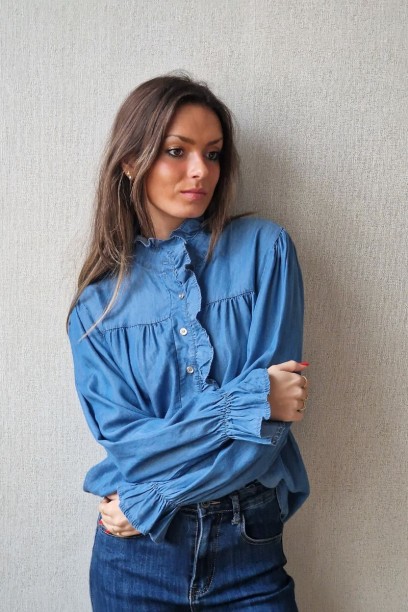 Blusa vaquera con volante...