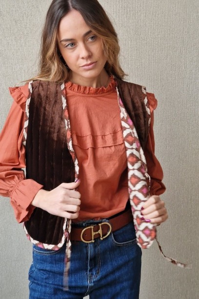 Blusa con volante en el...