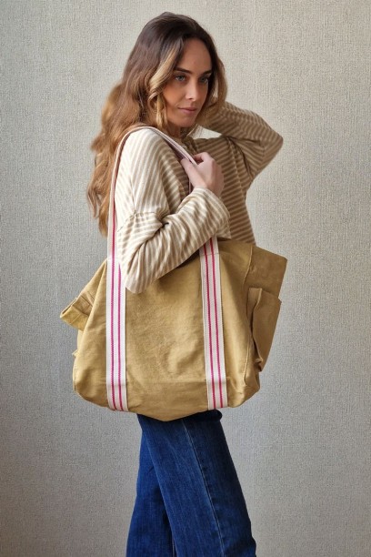 Bolso loneta camel con asas...