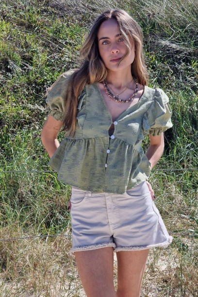 Blusa cuello pico flores...